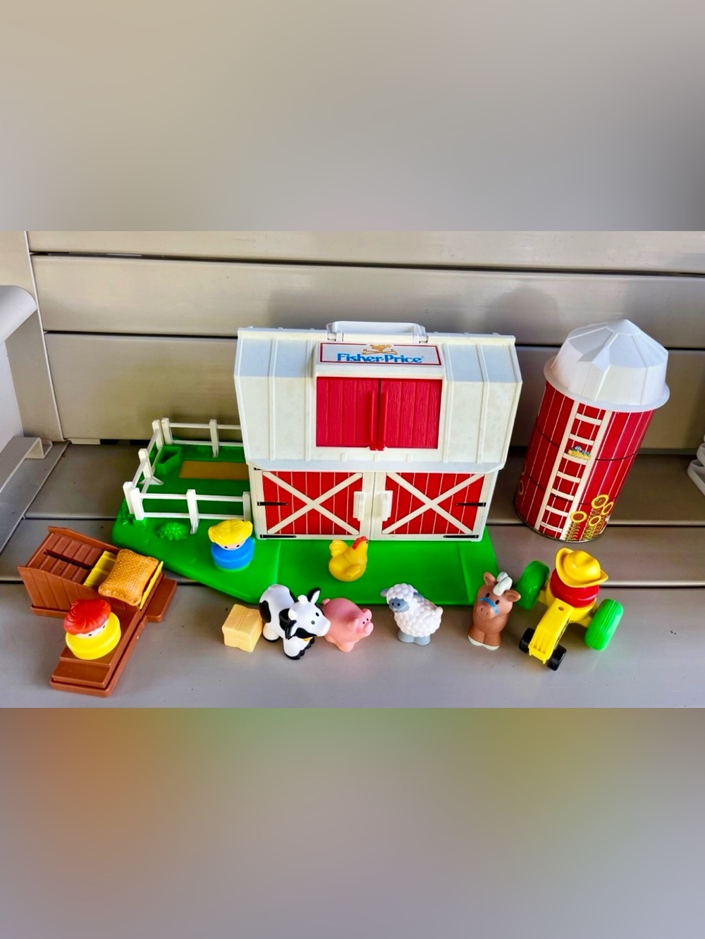 Vintage 1990 Fisher-Price Little People Farm Barn MOOS Silo Animals Tractor
